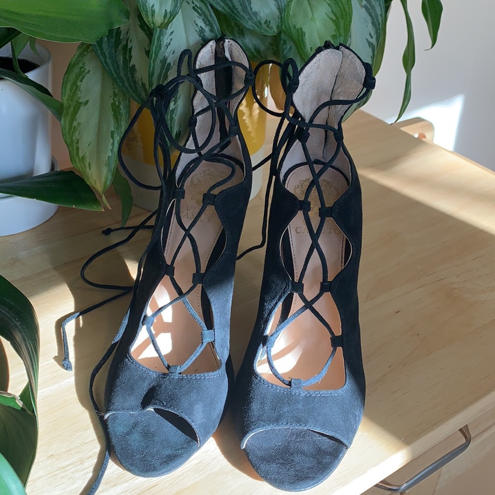 Vince Camuto Sandria Lace Up Black Pumps. 8.5// 38.5